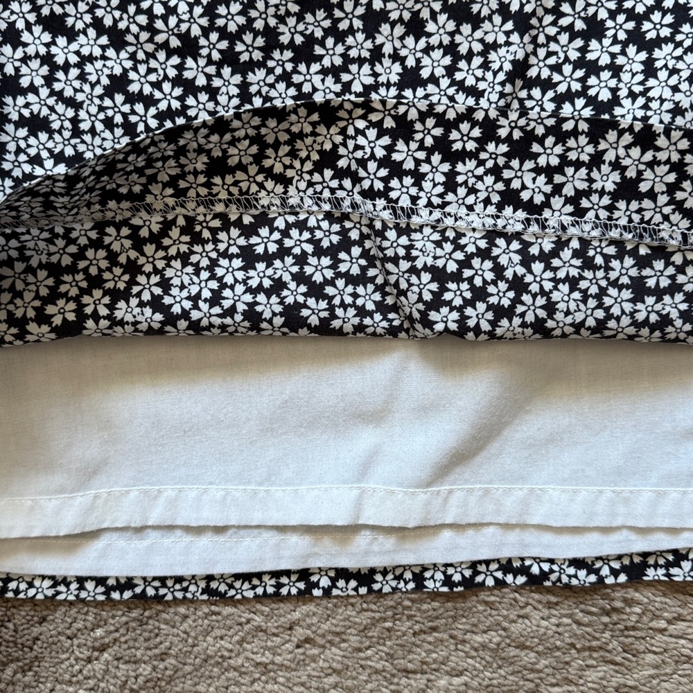 Casual Corner Black and White Floral A-line Skirt. Size 12 - Picture 5 of 10
